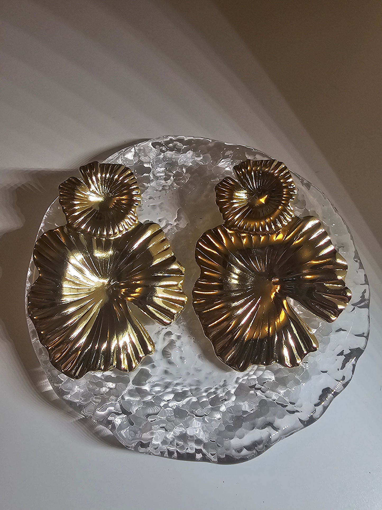 Febae Basics - Goldene Sunburst-Blumenohrringe