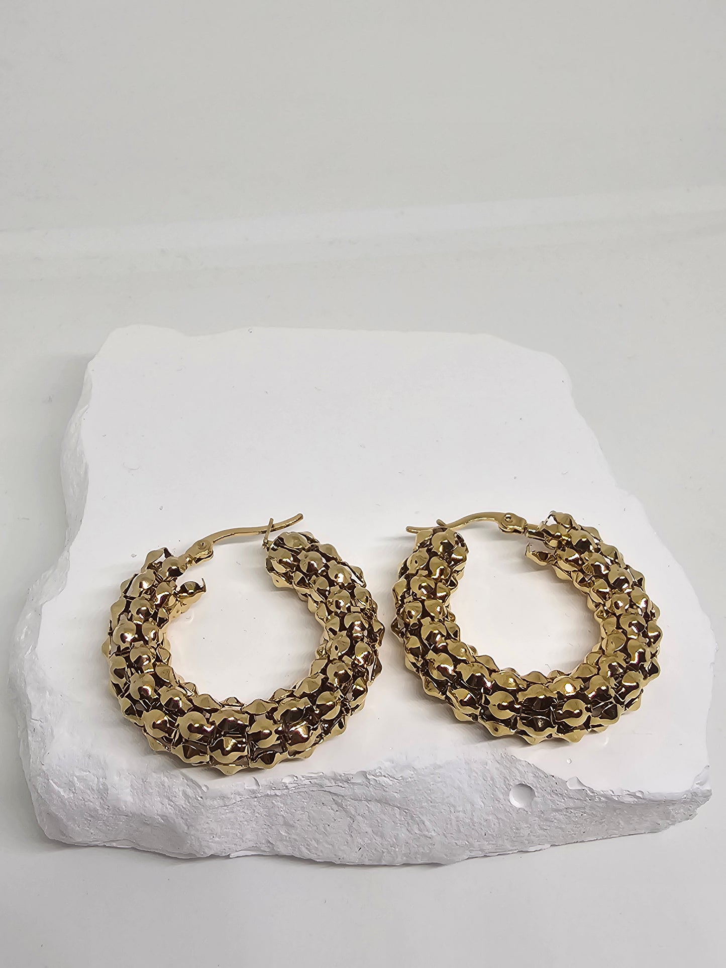 Febae Basics – Geflochtene goldene Creolen