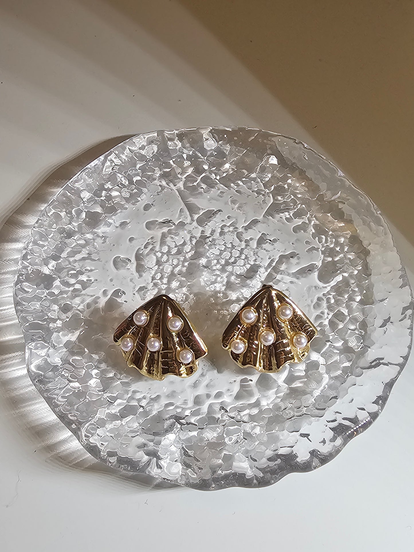 Febae Basics - Goldene Ohrringe mit Perlmutt