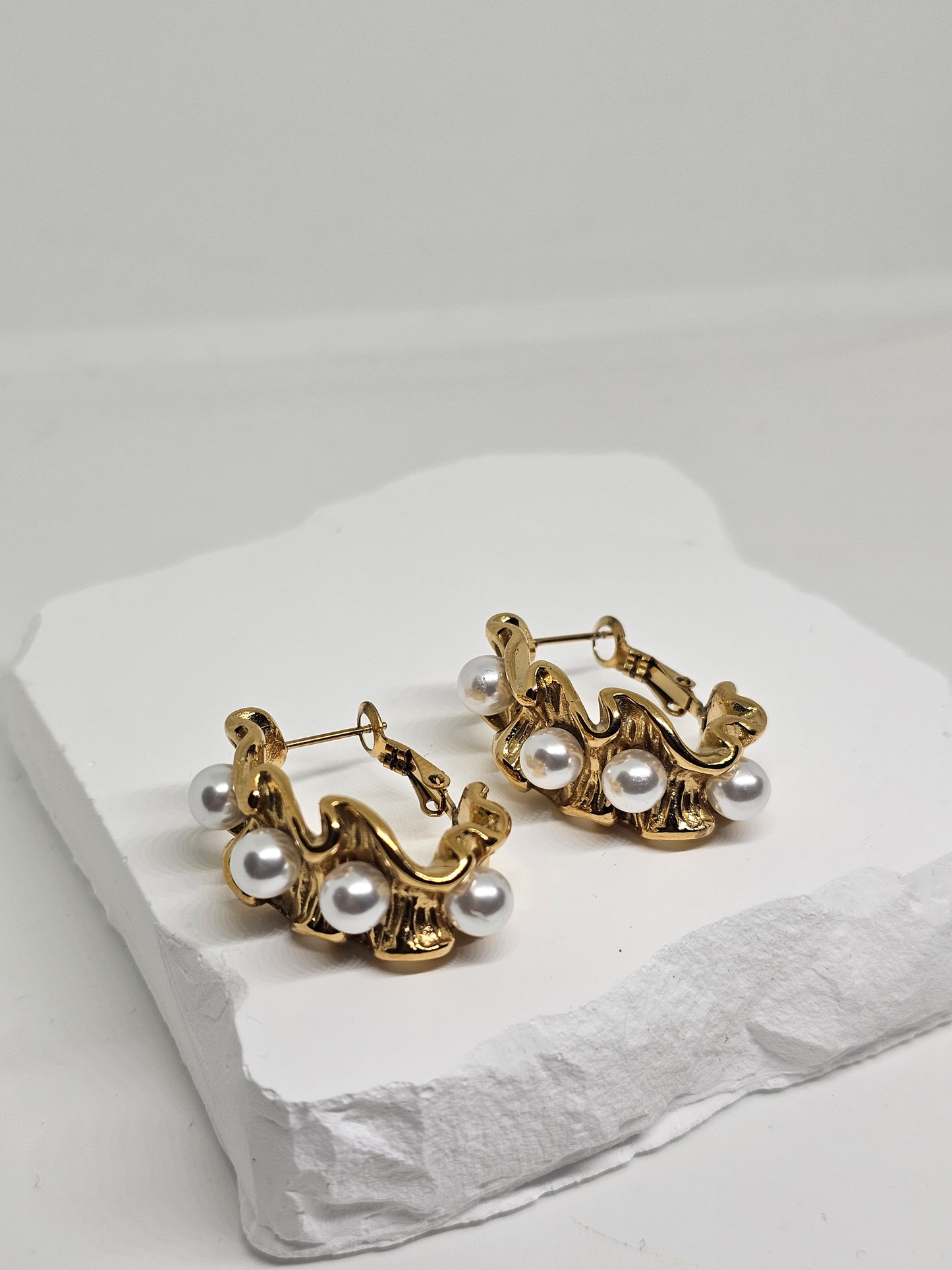 Febae Premium - Goldene Creolen mit Perlen
