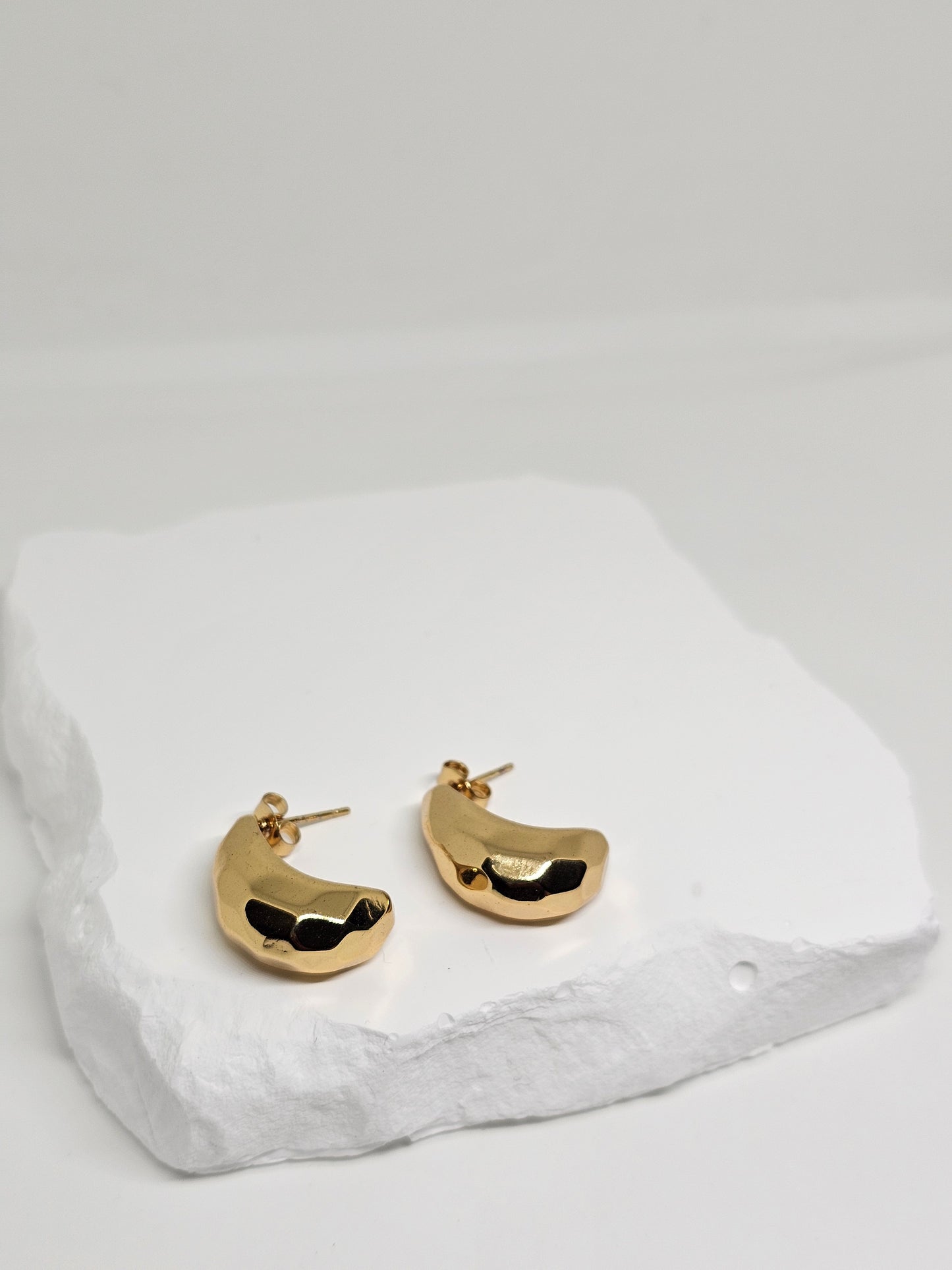 Febae Basics - Goldene Halbmond-Tropfenohrringe