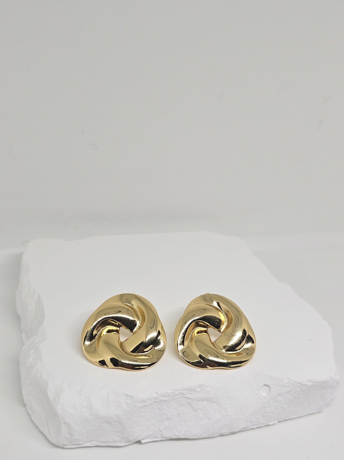 Febae Basics – Gedrehte Ohrstecker aus Gold