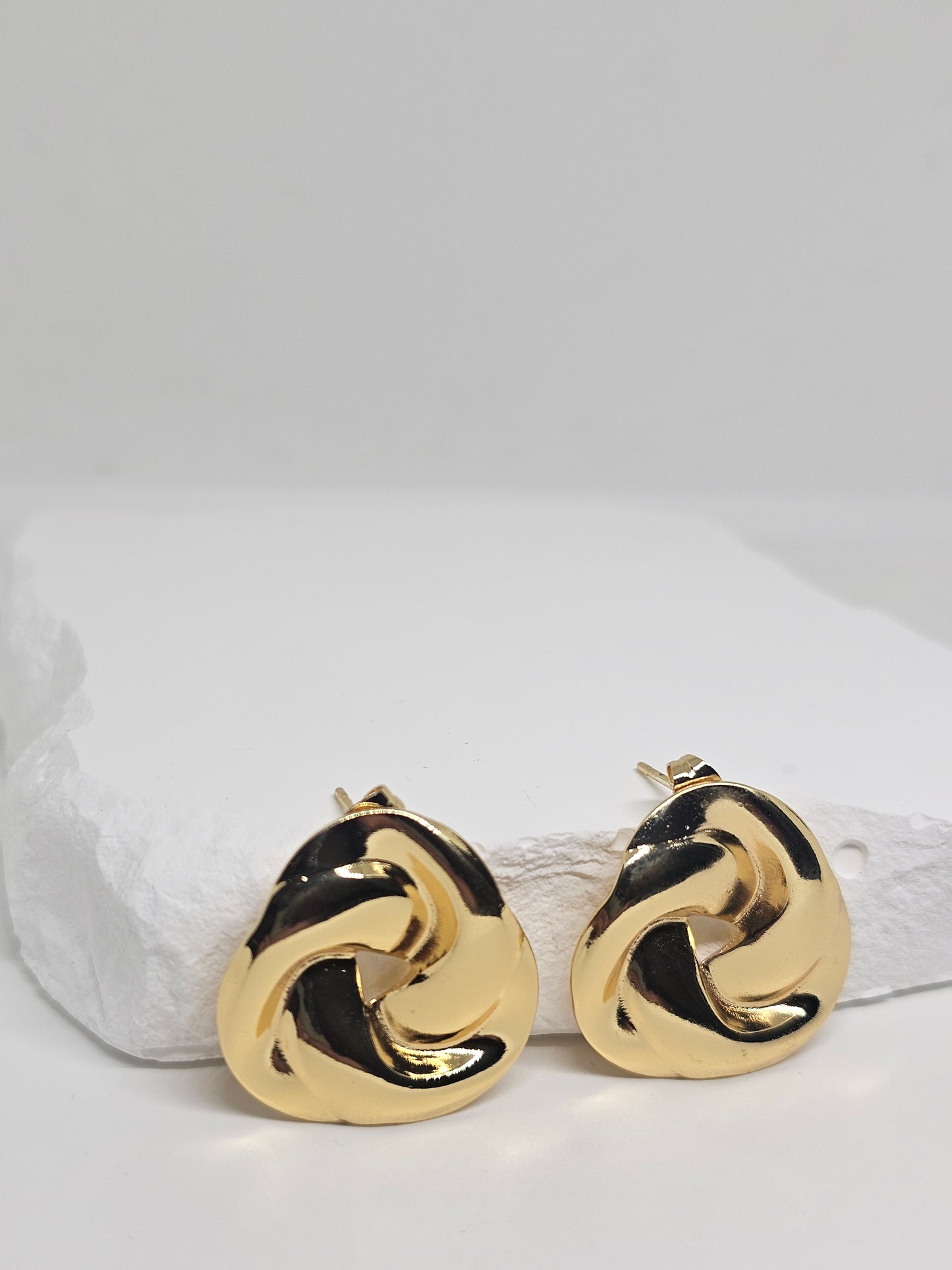 Febae Basics – Gedrehte Ohrstecker aus Gold