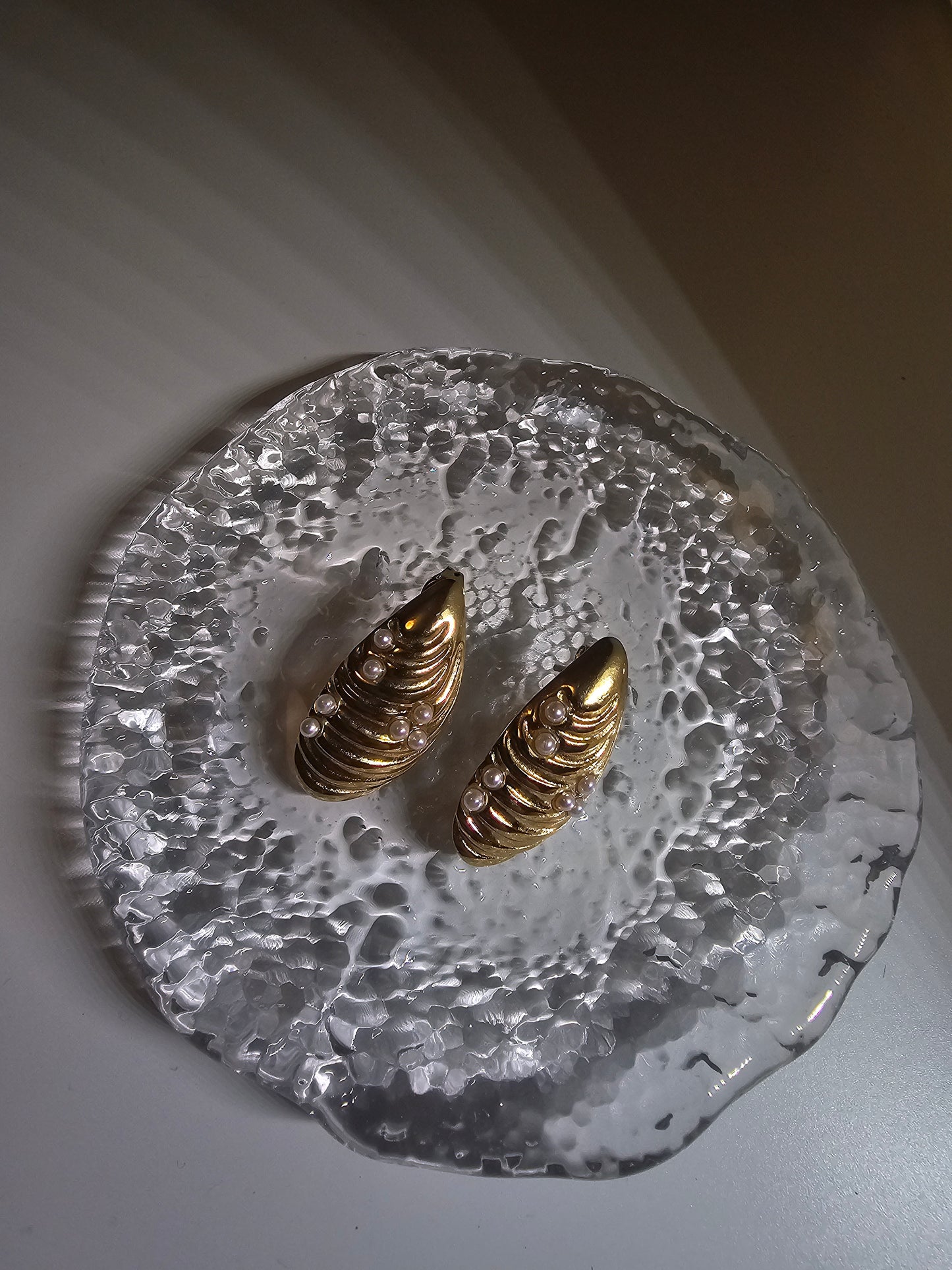 Febae Basics - Goldene gerippte Perlenohrringe