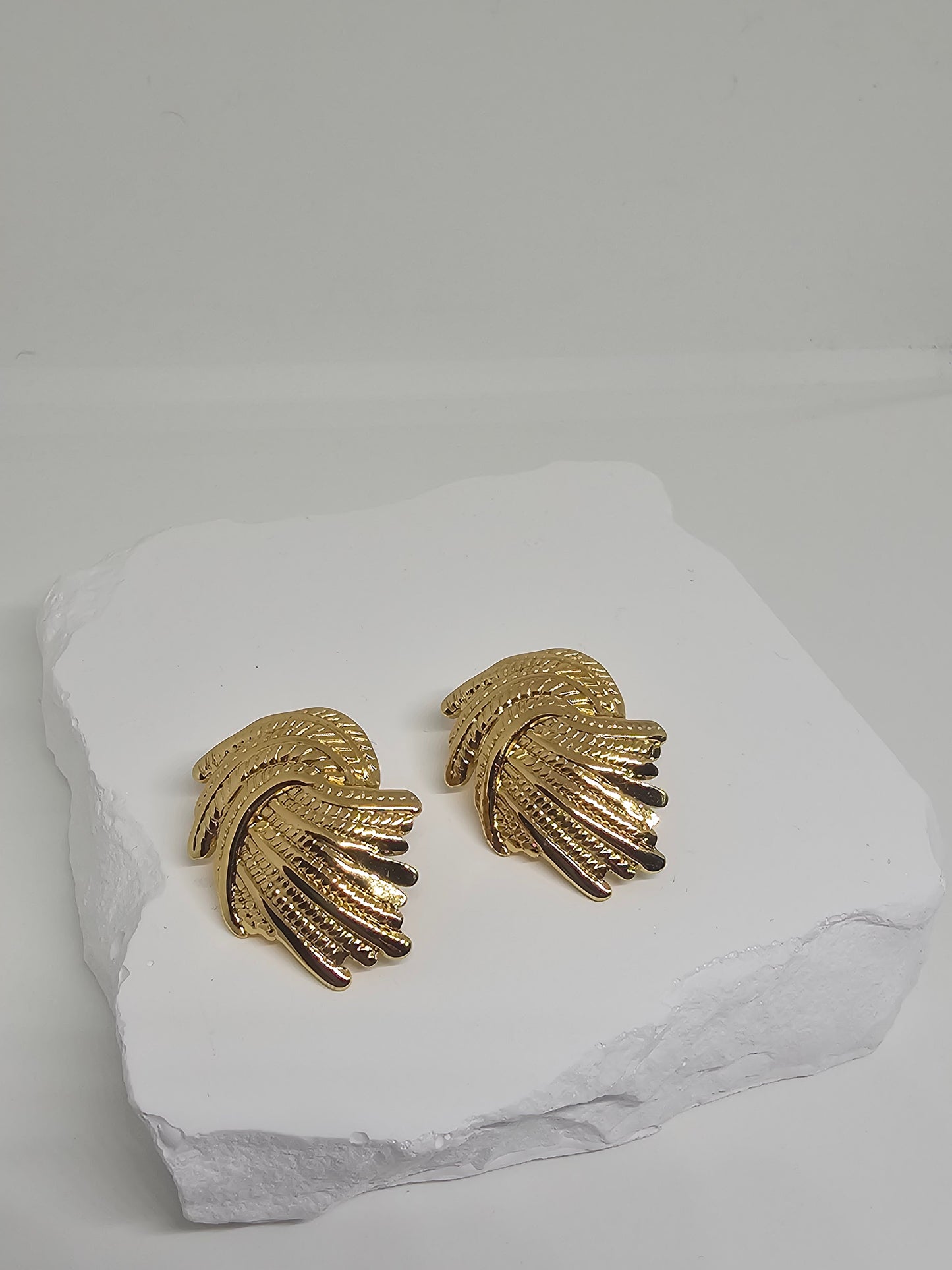 Febae Basics – Strukturierte Ohrstecker mit Blattgold