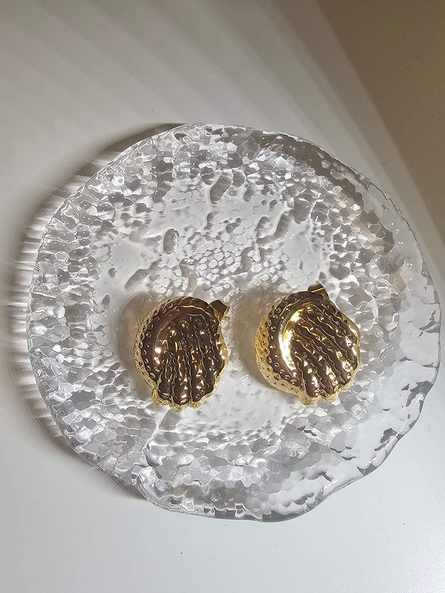 Febae Basics - Goldene Muschel-Wellenohrringe