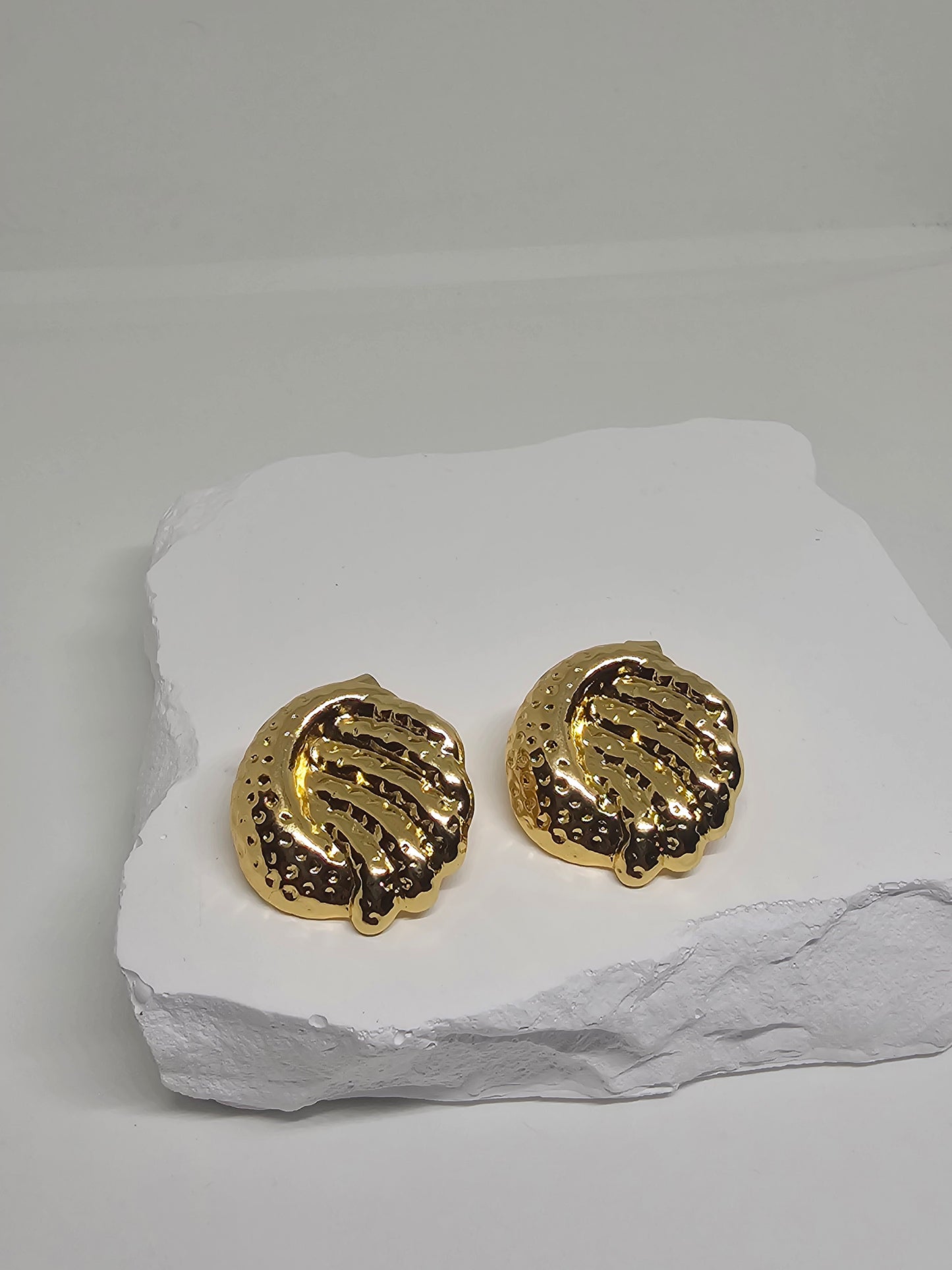 Febae Basics - Goldene Muschel-Wellenohrringe