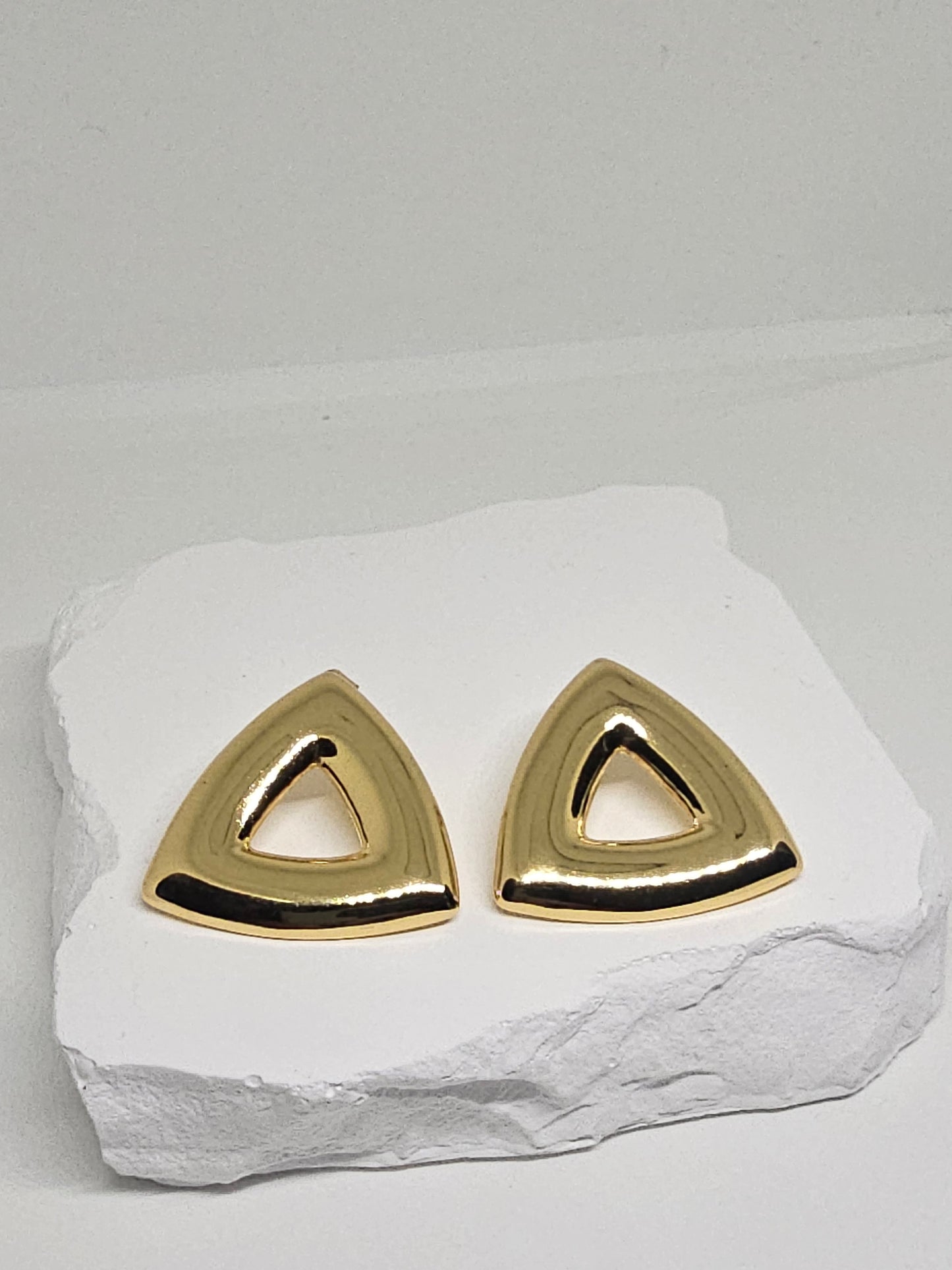 Febae Basics - Goldene geschwungene Dreiecksohrringe