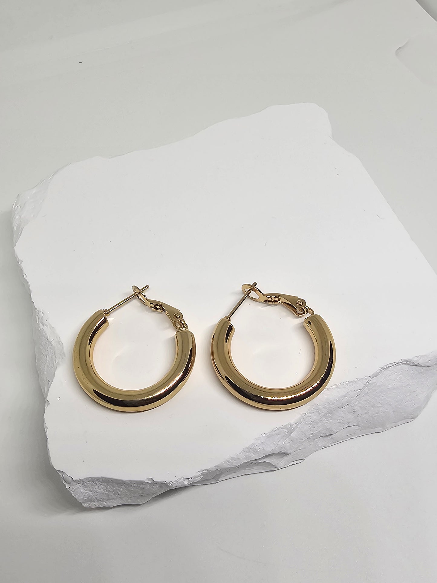 Febae Basics – Goldene Creolen mit kleinem Kreis