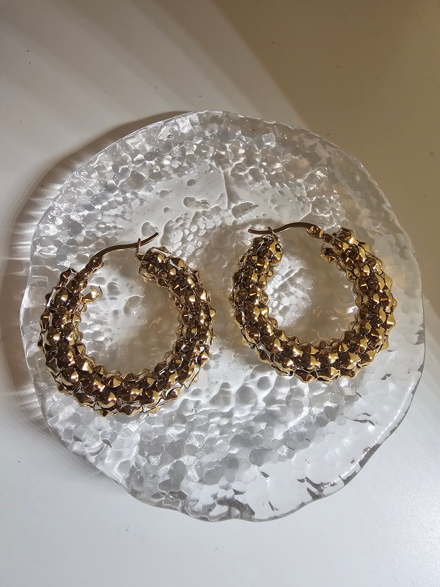 Febae Basics – Geflochtene goldene Creolen