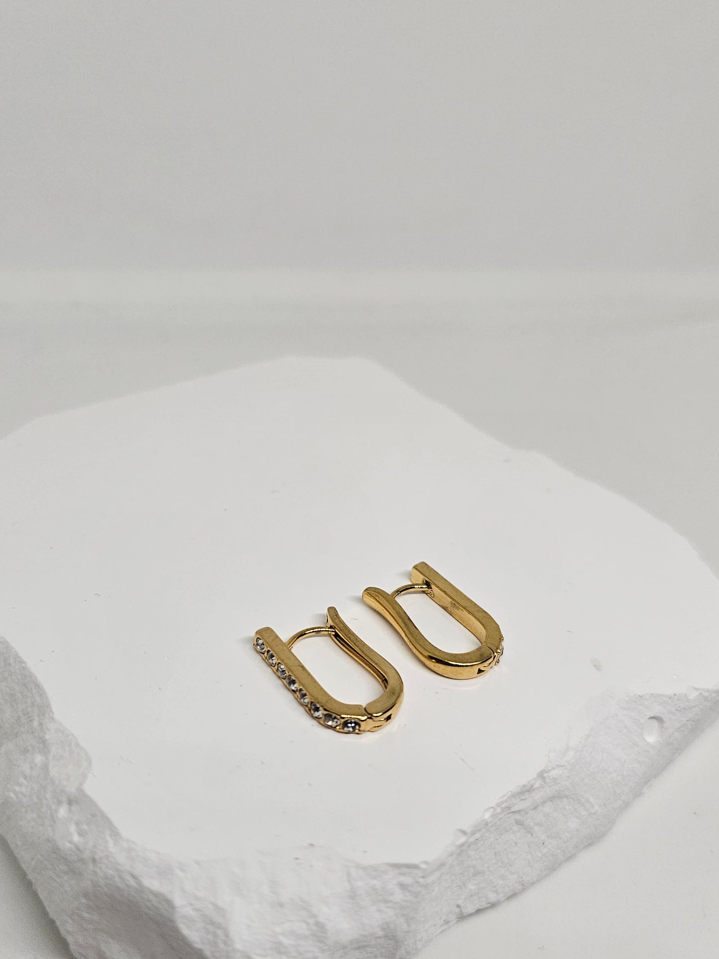 Febae Premium U-förmige goldene Steinohrringe