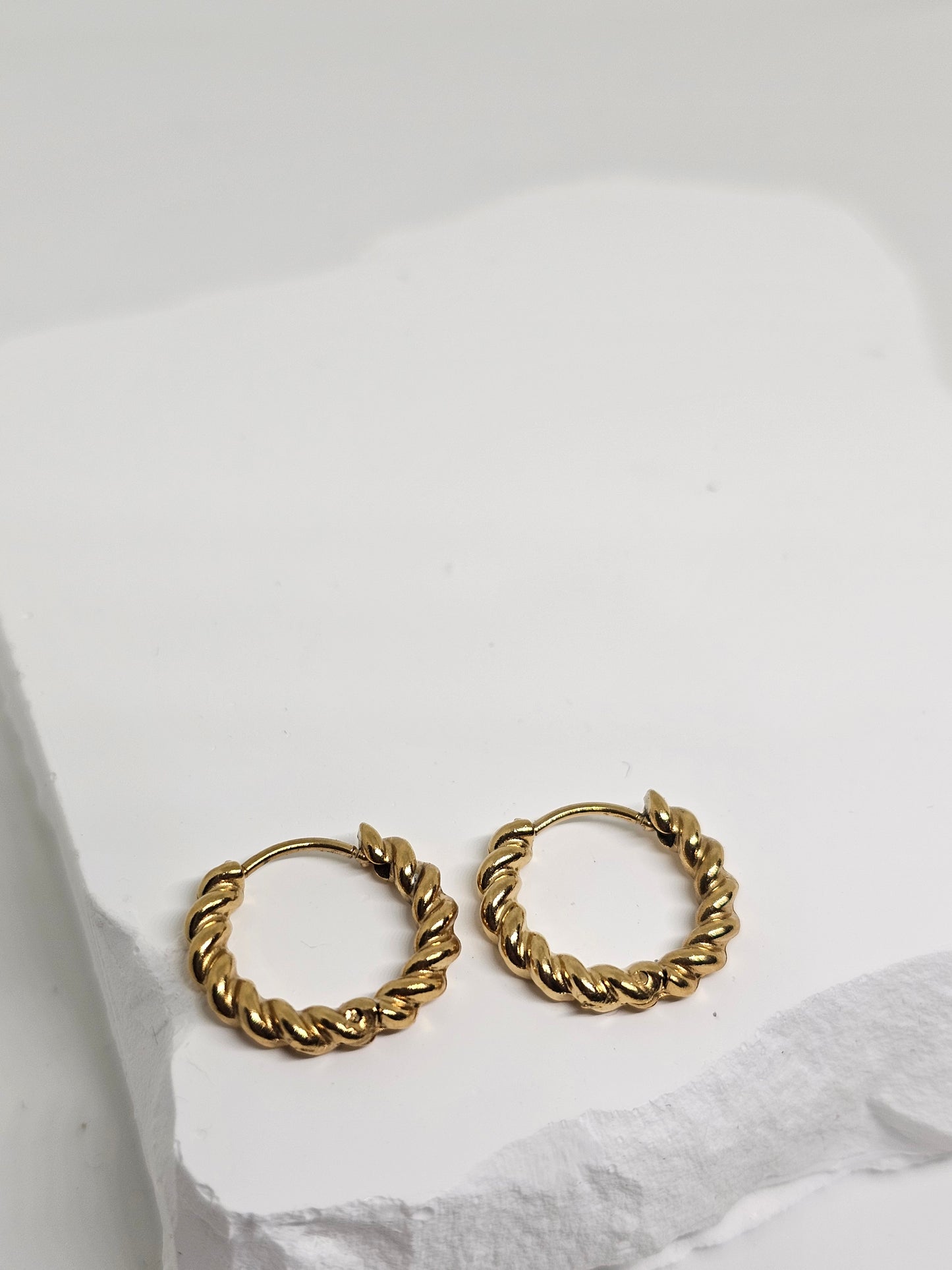 Febae Premium - Goldene Creolen mit gedrehtem Seil