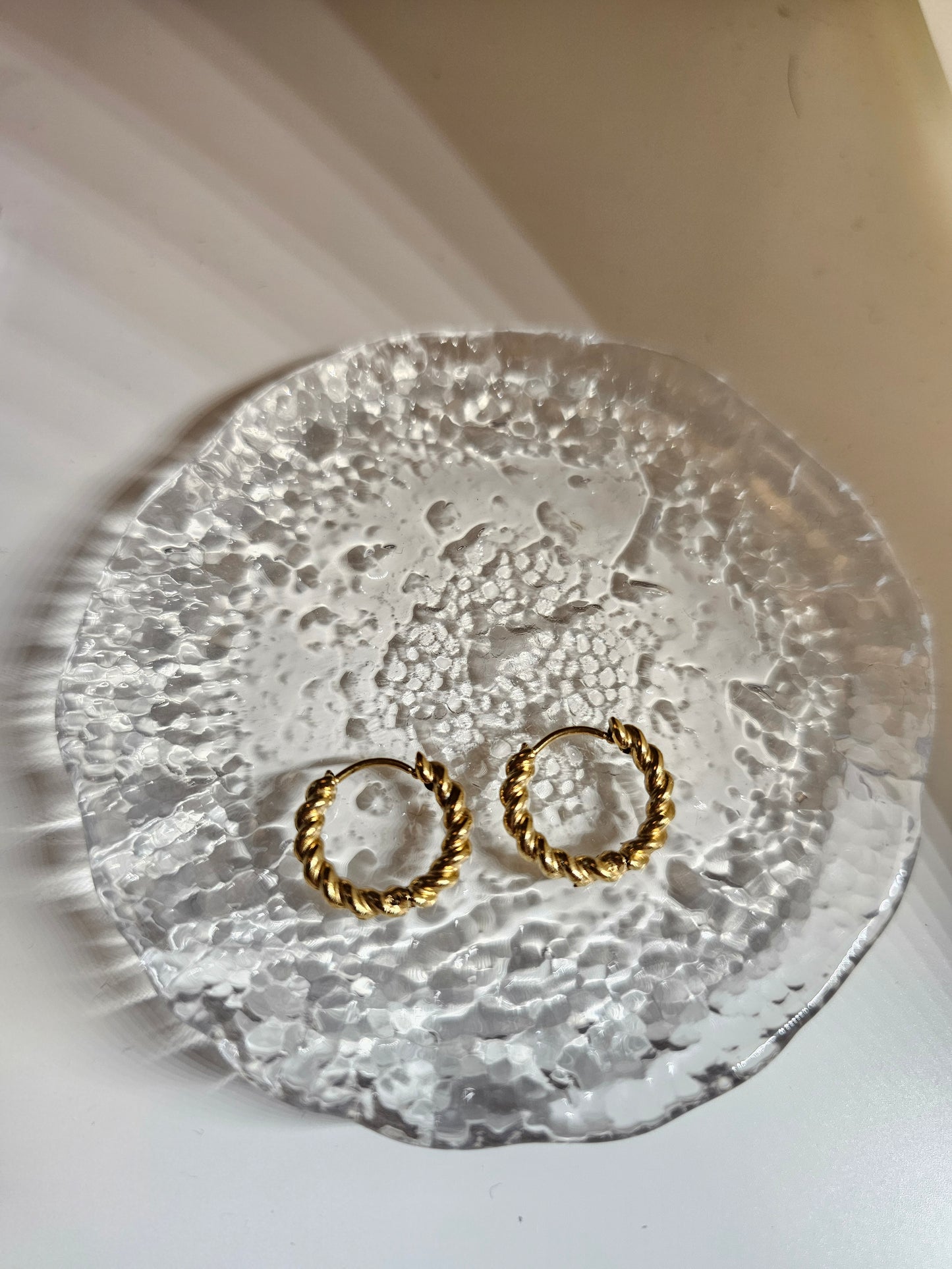 Febae Premium - Goldene Creolen mit gedrehtem Seil