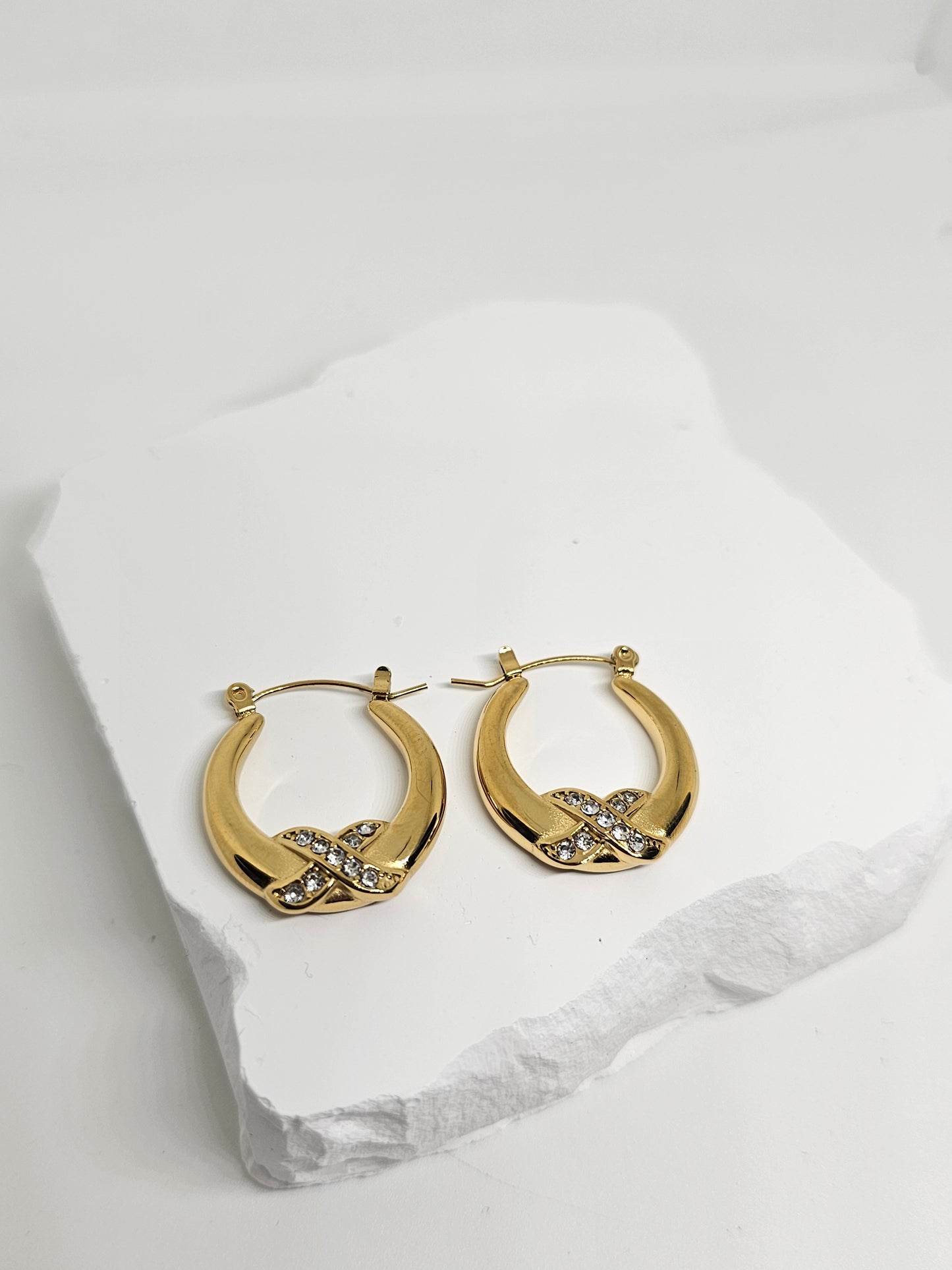 Febae Premium Pavé-Akzent-Creolen in Gold