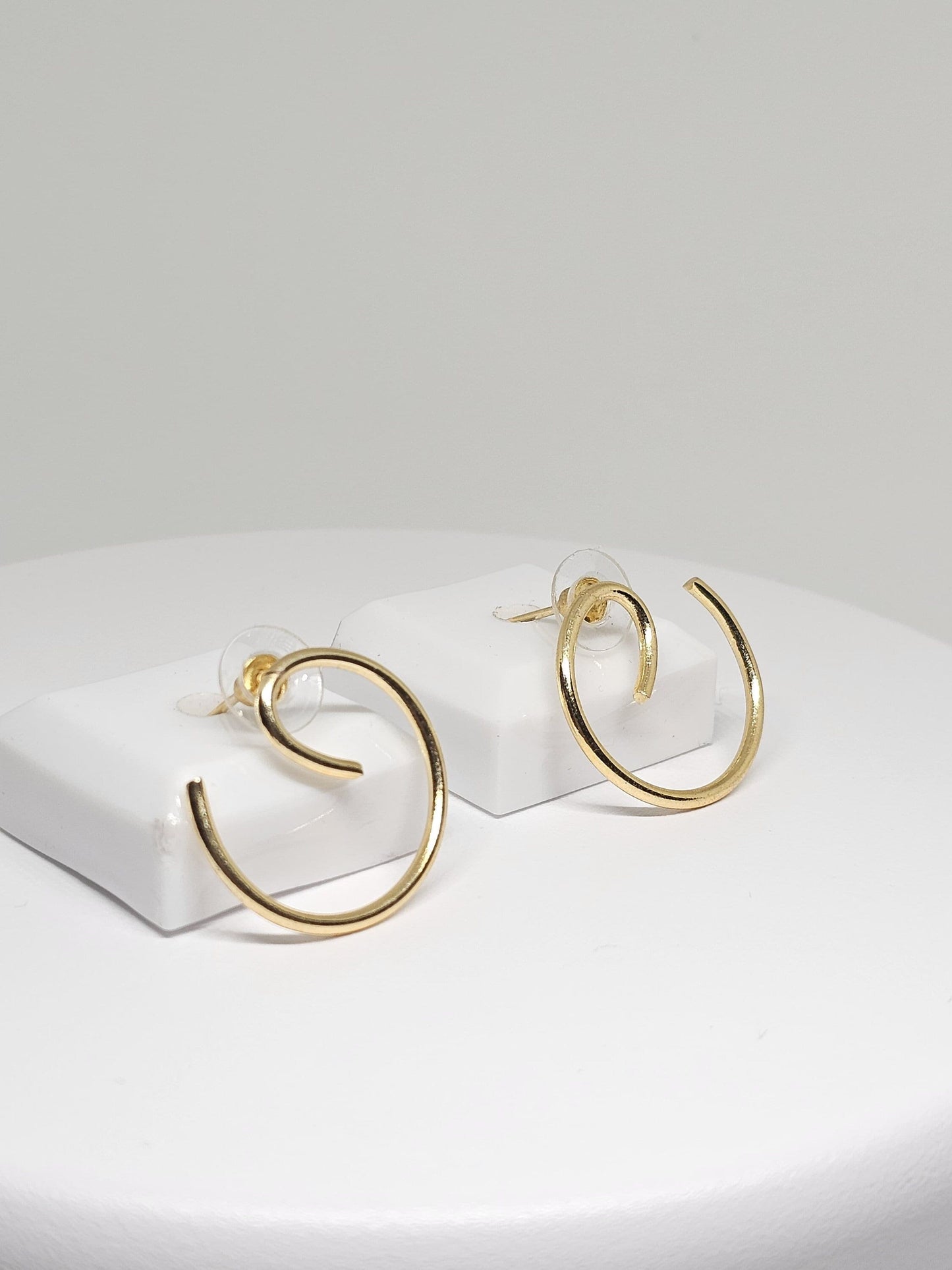 Minimalist Gold Hoop Earrings – Simple Brass Open Circle Design for Everyday Wear, Jewelry for Women, Lightweight and Stylish Accessories