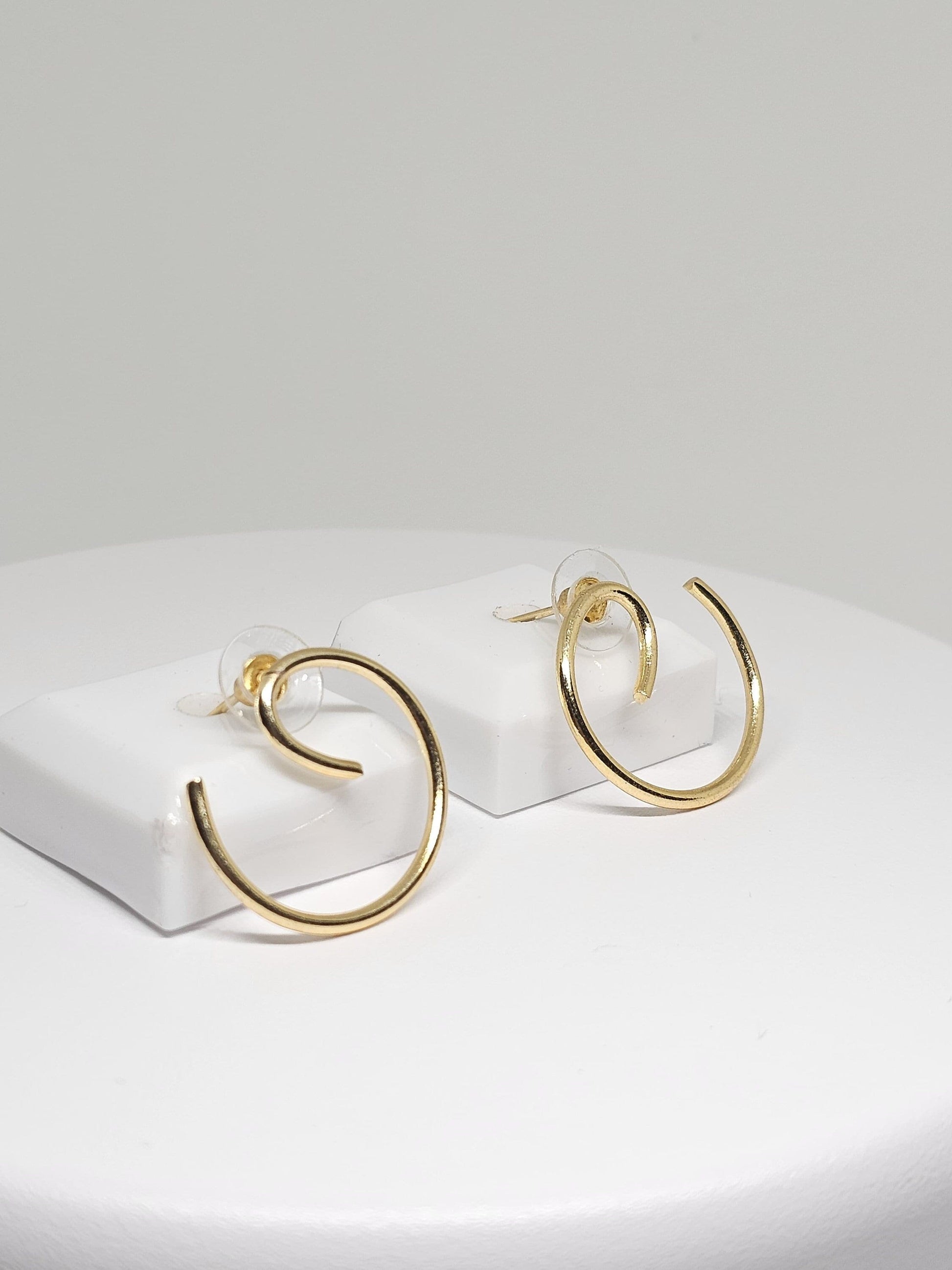 Minimalist Gold Hoop Earrings – Simple Brass Open Circle Design for Everyday Wear, Jewelry for Women, Lightweight and Stylish Accessories