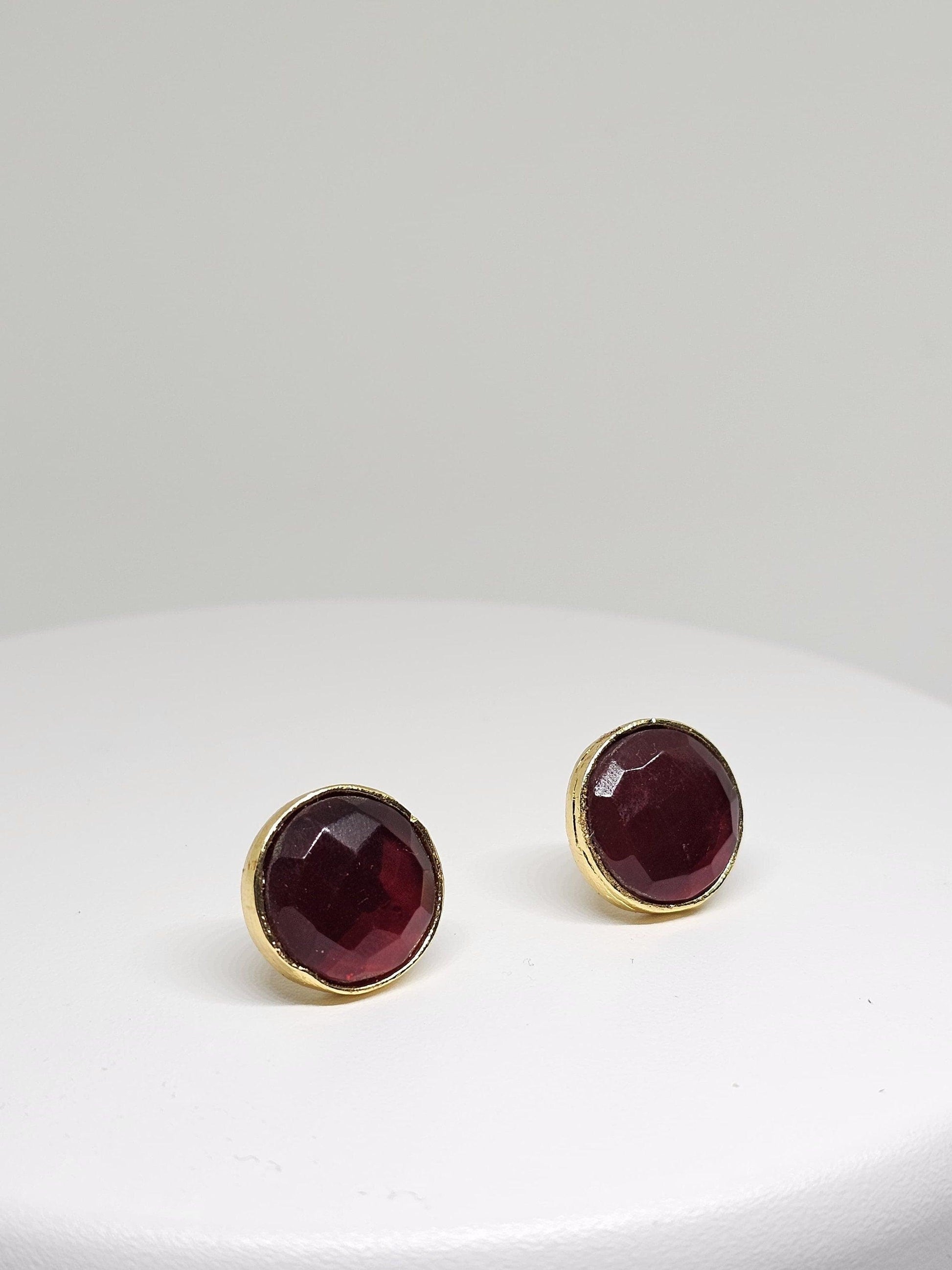 Minimalist brass earrings with faceted red gemstone, ideal for adding a touch of color and elegance to any outfit