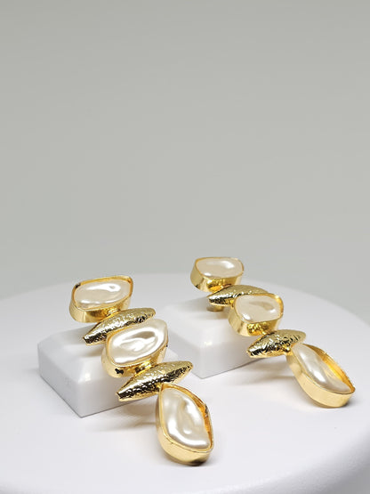 Modern geometric earrings with mother of pearl stones in a gold setting