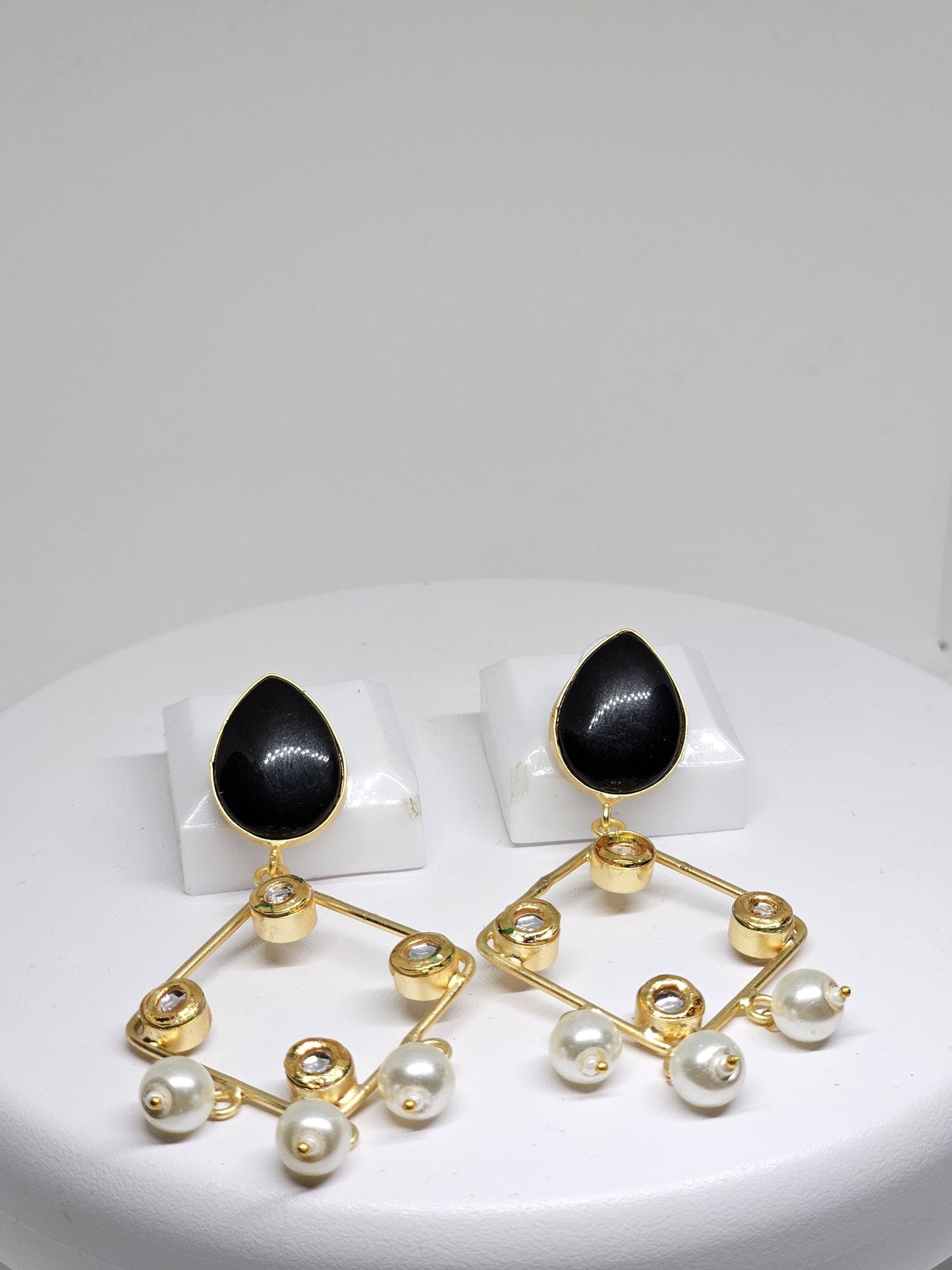 Lightweight party earrings with pearls