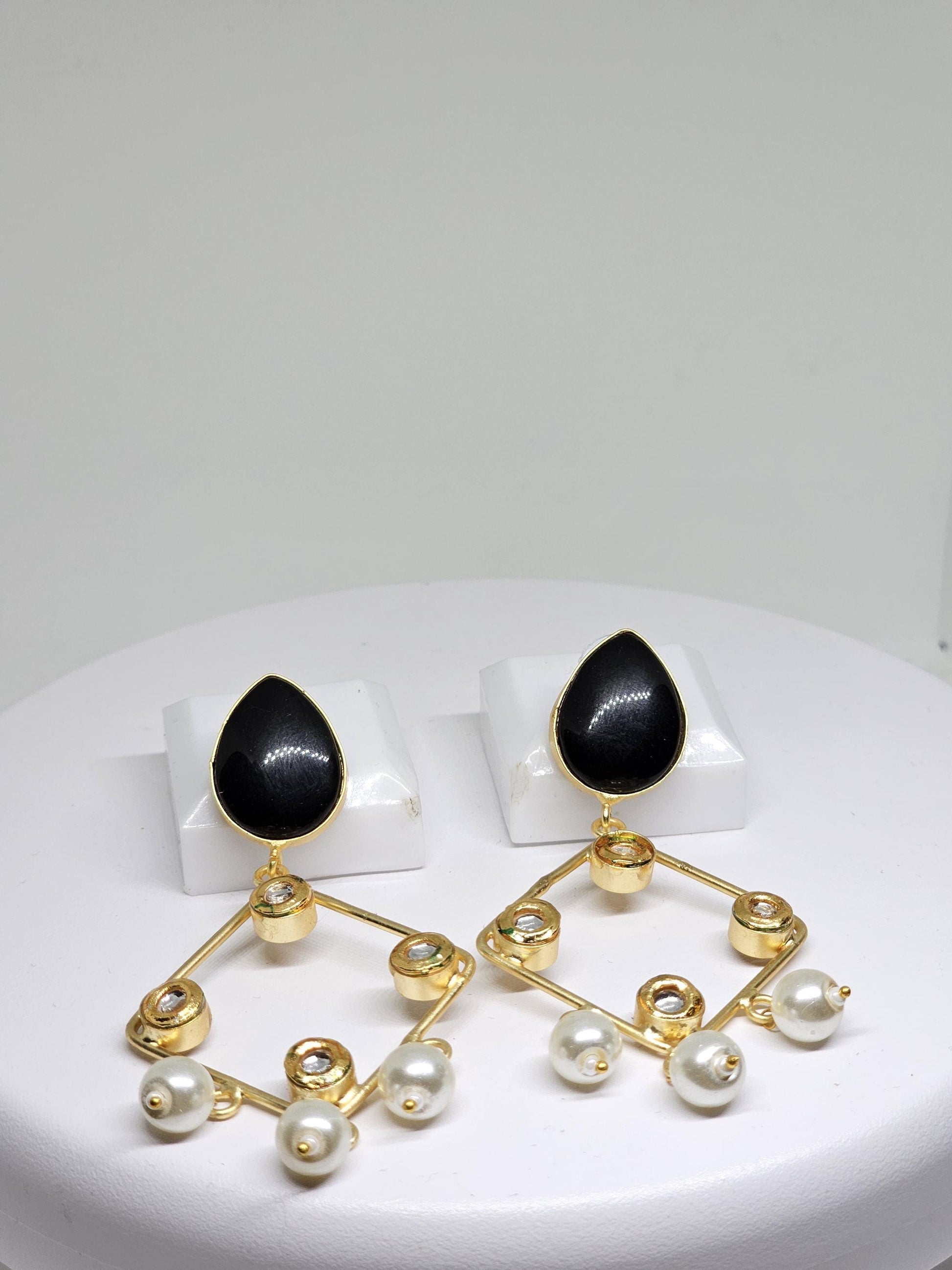 Lightweight party earrings with pearls