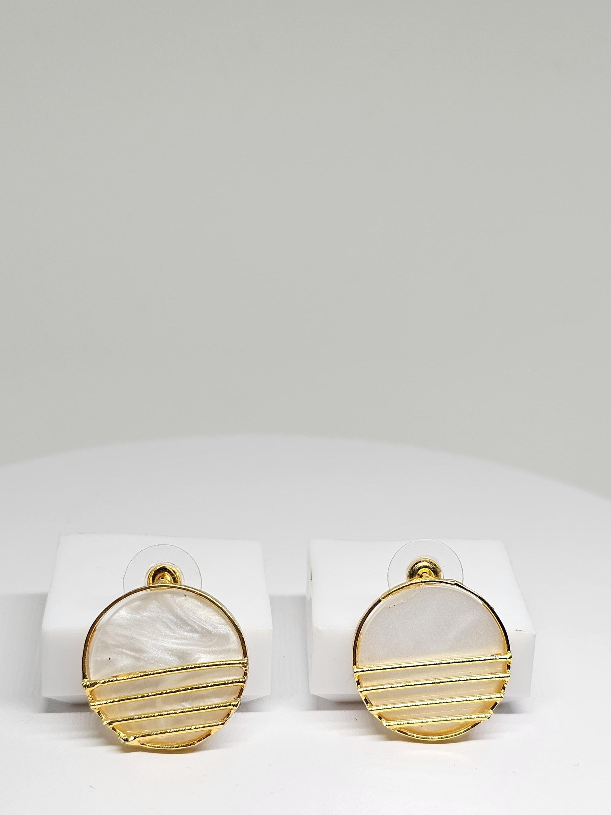 Gold-plated earrings with mother-of-pearl