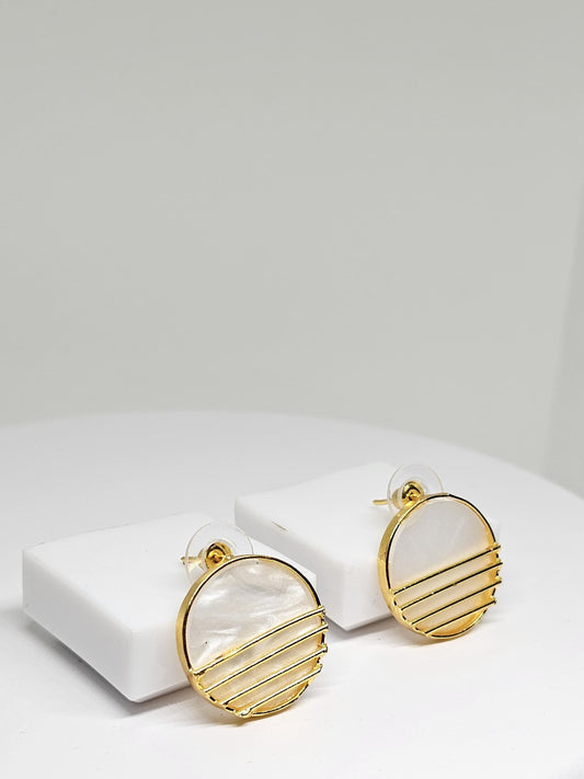 Minimalist round pearl stud earrings