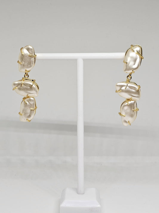 Elegant mother of pearl dangle earrings featuring gold-plated wire detailing for a unique and modern jewelry design