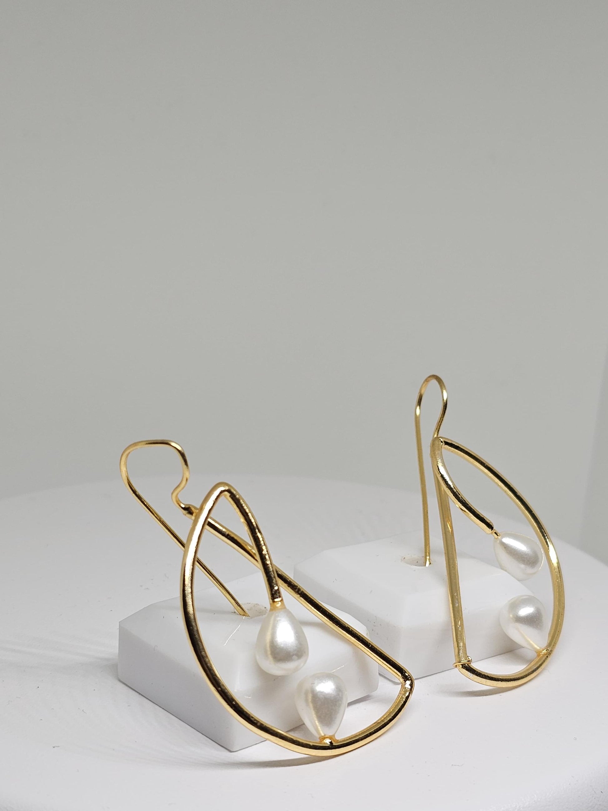 Lightweight bridal pearl jewelry on display stand